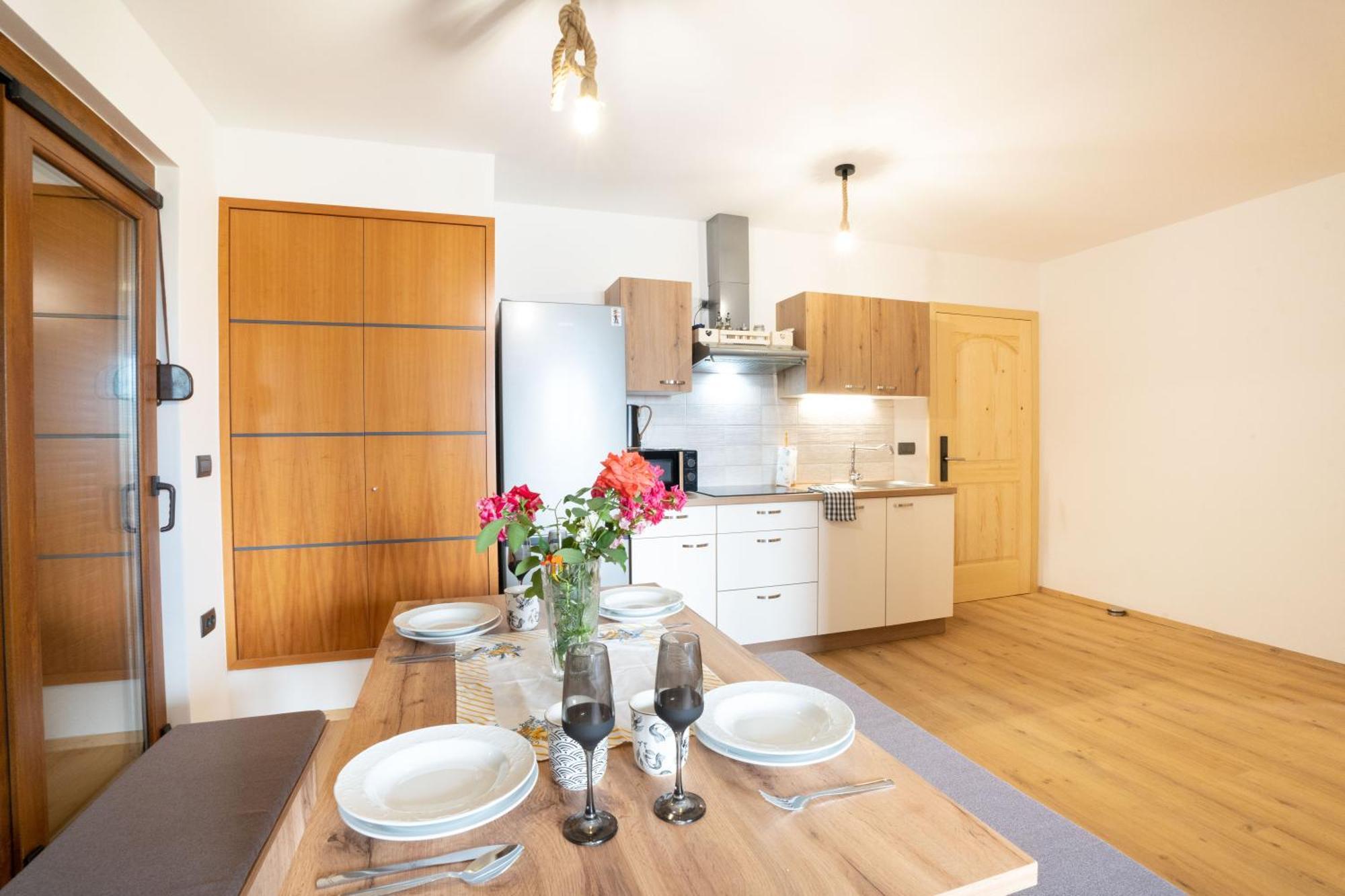 Aparthotel Hom At Vintgar Zgornje Gorje Rom bilde