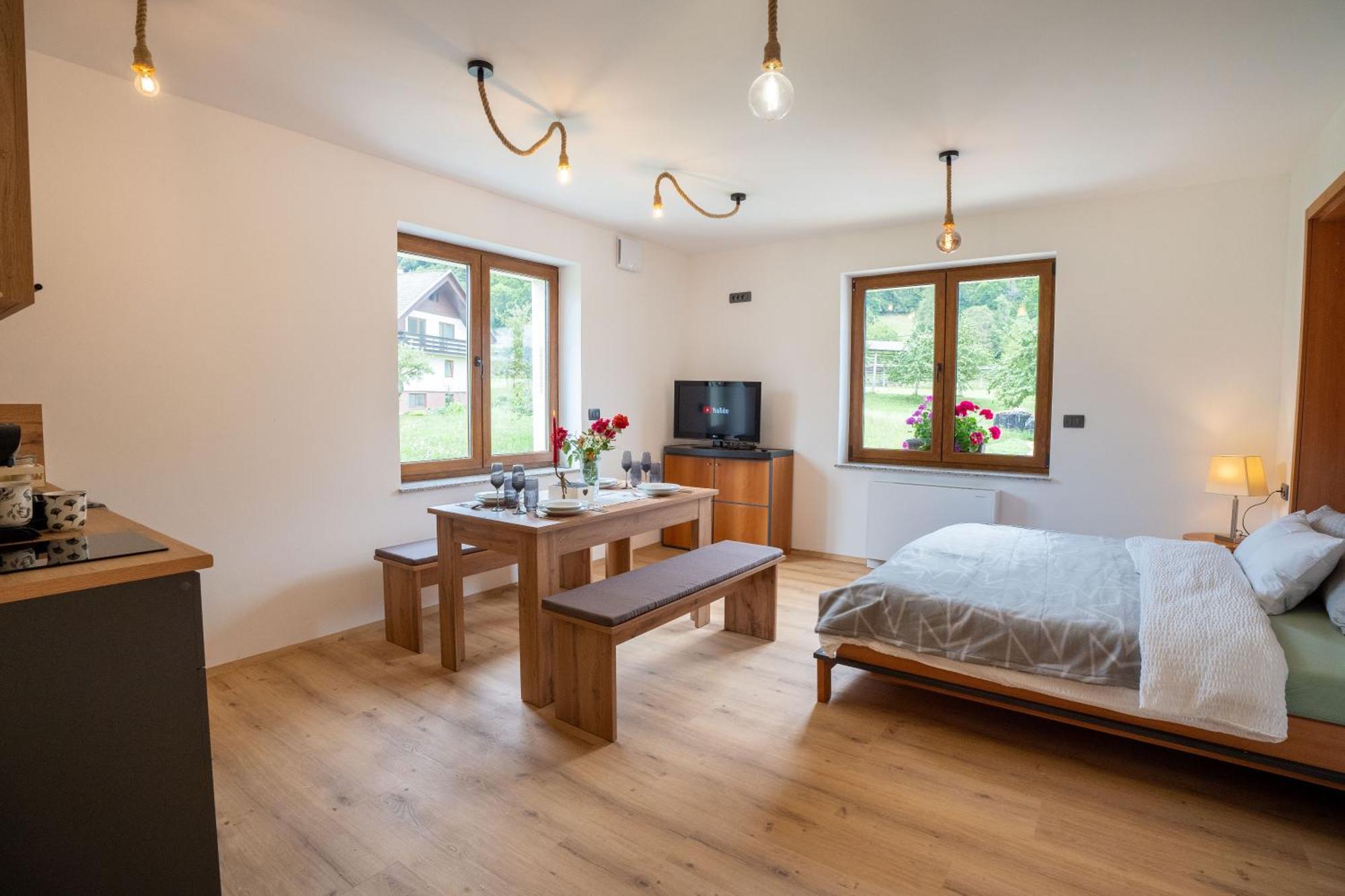 Aparthotel Hom At Vintgar Zgornje Gorje Rom bilde