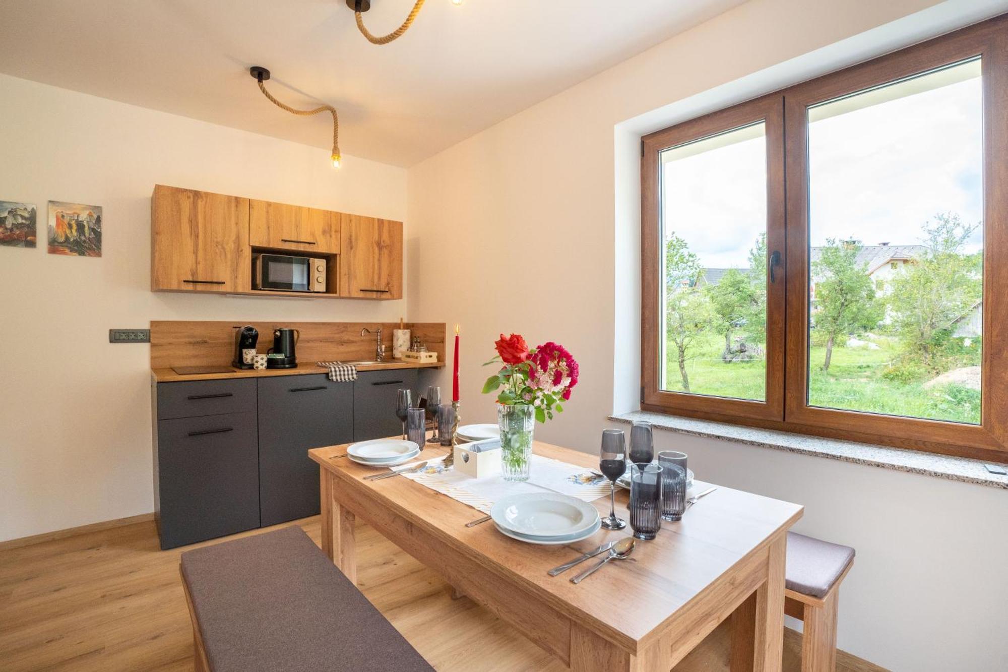Aparthotel Hom At Vintgar Zgornje Gorje Rom bilde